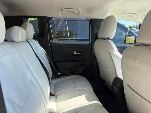 Alpine White Clearcoat 2023 Jeep Renegade Latitude