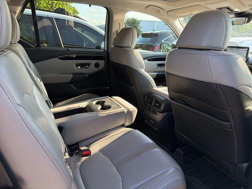 White 2023 Honda Pilot Touring