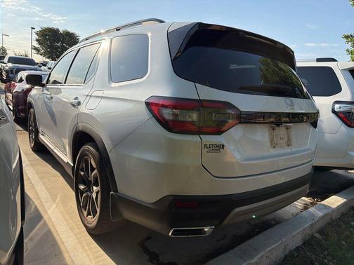 White 2023 Honda Pilot Touring