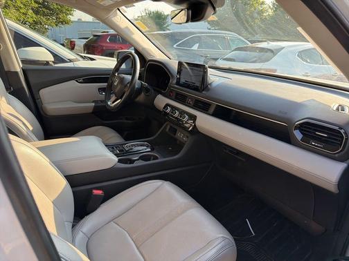 White 2023 Honda Pilot Touring