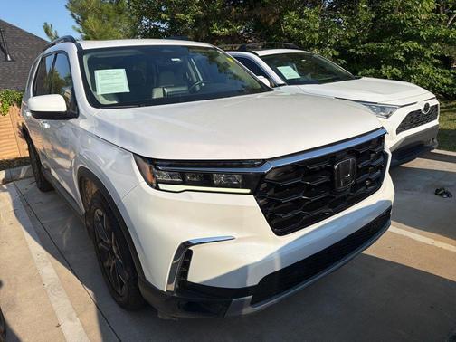 White 2023 Honda Pilot Touring