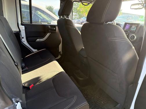 Bright White Clearcoat 2016 Jeep Wrangler Unlimited Sahara