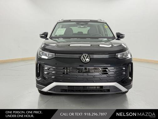 Deep Black Pearl Effect 2025 Volkswagen Tiguan 2.0T SE