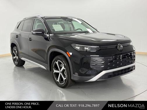 Deep Black Pearl Effect 2025 Volkswagen Tiguan 2.0T SE