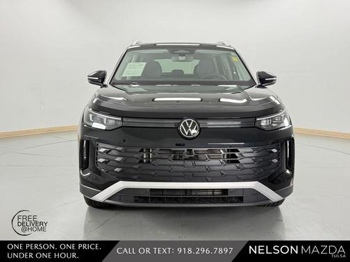 Deep Black Pearl Effect 2025 Volkswagen Tiguan 2.0T SE