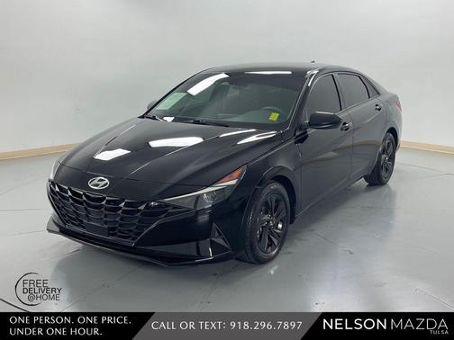 Phantom Black 2022 Hyundai ELANTRA SEL Sedan