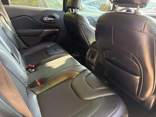 Bright White Clearcoat 2019 Jeep Cherokee Latitude Plus