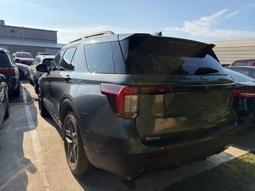 Gray Metallic 2025 Ford Explorer ST-Line
