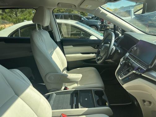 White 2025 Honda Odyssey EX-L