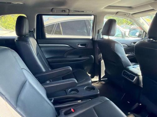 Midnight Black Metallic 2017 Toyota Highlander Limited