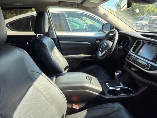 Midnight Black Metallic 2017 Toyota Highlander Limited