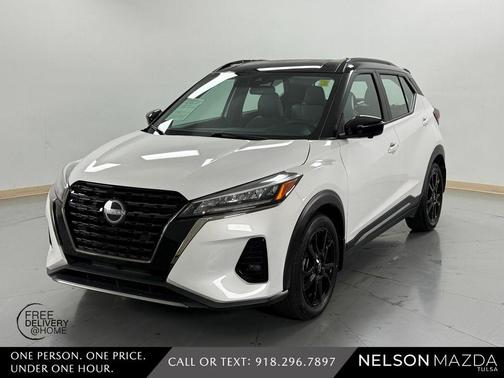 Aspen White / Super Black 2023 Nissan Kicks SR