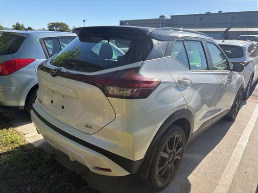 Aspen White / Super Black 2023 Nissan Kicks SR