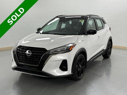 Aspen White / Super Black 2023 Nissan Kicks SR