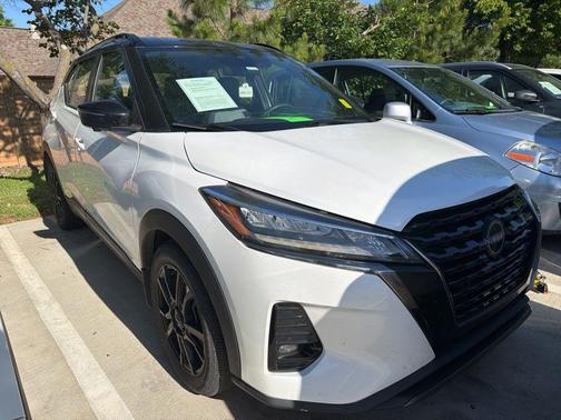 Aspen White / Super Black 2023 Nissan Kicks SR