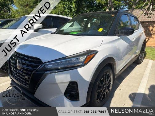 Aspen White / Super Black 2023 Nissan Kicks SR