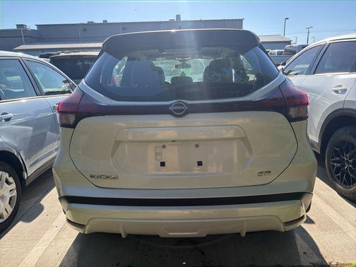 Aspen White / Super Black 2023 Nissan Kicks SR