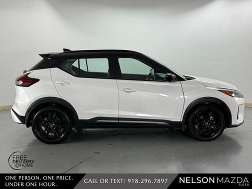 Aspen White / Super Black 2023 Nissan Kicks SR