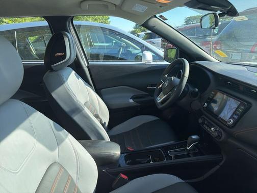 Aspen White / Super Black 2023 Nissan Kicks SR