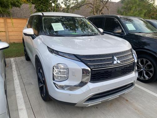 2023 Mitsubishi Outlander SE