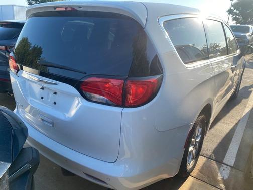 2020 Chrysler Voyager LX