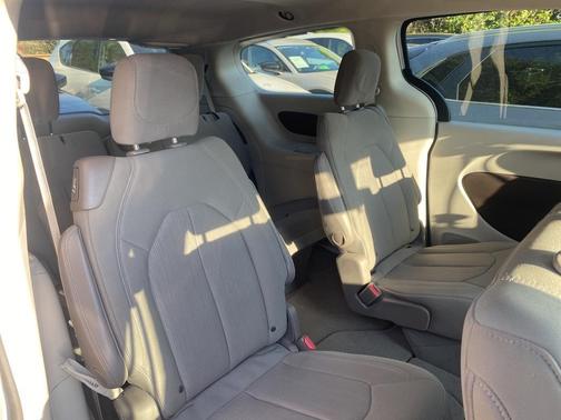 2020 Chrysler Voyager LX