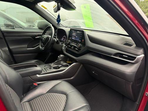 Maroon 2022 Toyota Highlander XSE