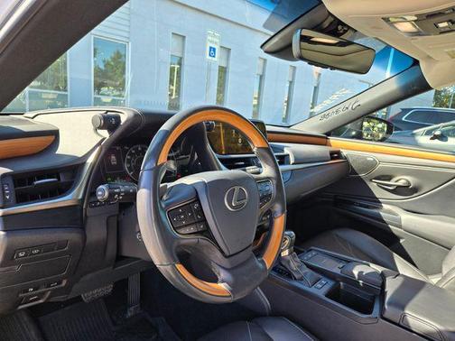 2020 Lexus ES 300h Ultra Luxury