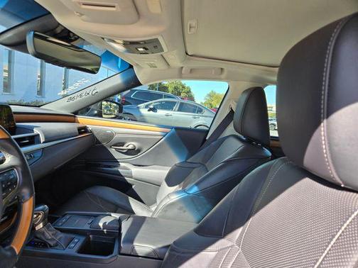 2020 Lexus ES 300h Ultra Luxury