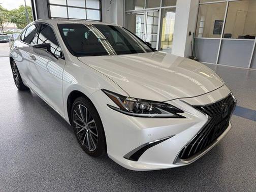 2023 Lexus ES 300h Base
