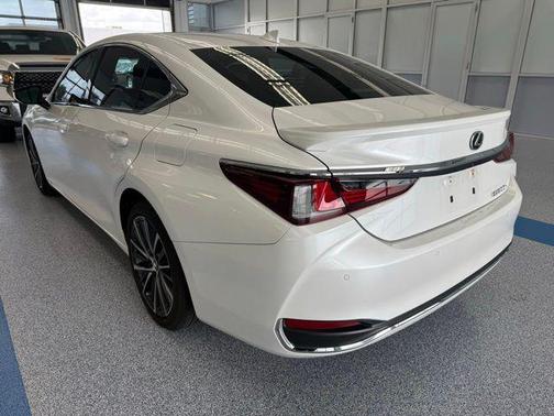 2023 Lexus ES 300h Base