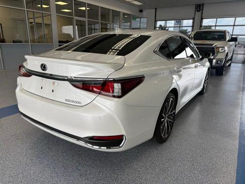 2023 Lexus ES 300h Base