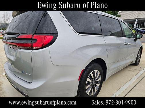 Silver Mist Clearcoat 2024 Chrysler Pacifica Hybrid Select