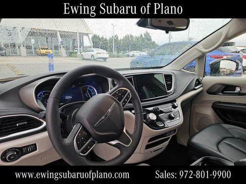 Silver Mist Clearcoat 2024 Chrysler Pacifica Hybrid Select