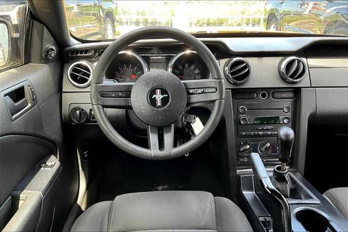 2005 Ford Mustang Deluxe