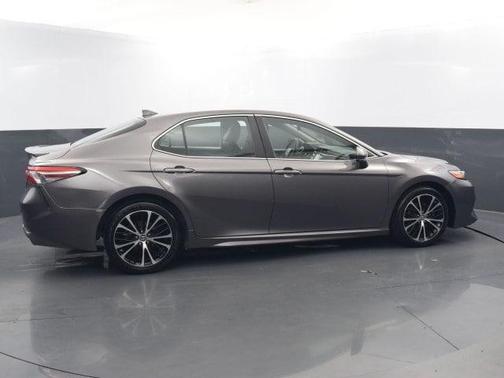 Photo 3 of 32 of 2019 Toyota Camry SE