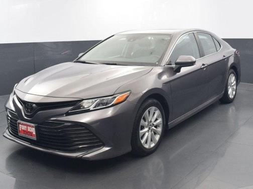 Photo 1 of 32 of 2019 Toyota Camry LE