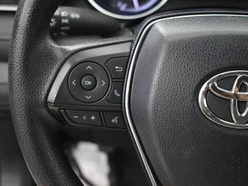 Photo 5 of 32 of 2019 Toyota Camry LE