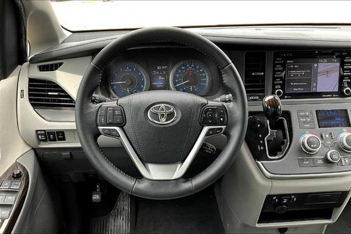 2020 Toyota Sienna XLE