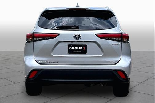 Celestial Silver Metallic 2022 Toyota Highlander Hybrid XLE