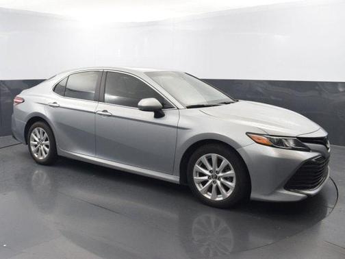 Photo 2 of 32 of 2020 Toyota Camry LE