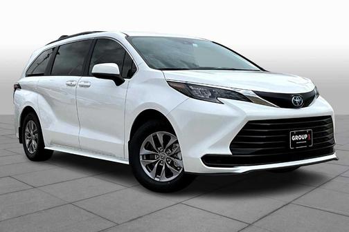 2025 Toyota Sienna LE