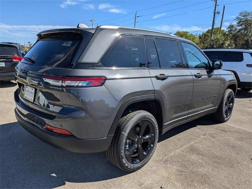 2025 Jeep Grand Cherokee Laredo