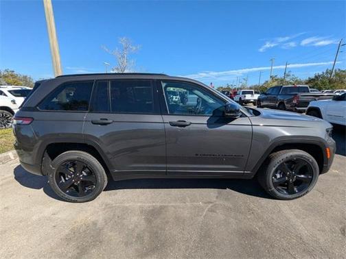 2025 Jeep Grand Cherokee Laredo