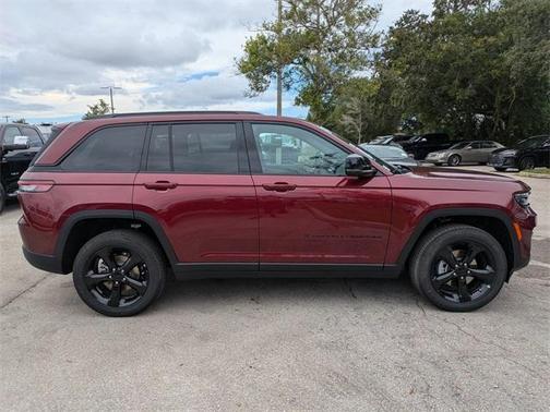 2025 Jeep Grand Cherokee Laredo
