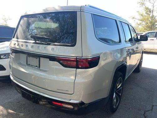 Luxury White Pearlcoat 2022 Jeep Wagoneer Series III