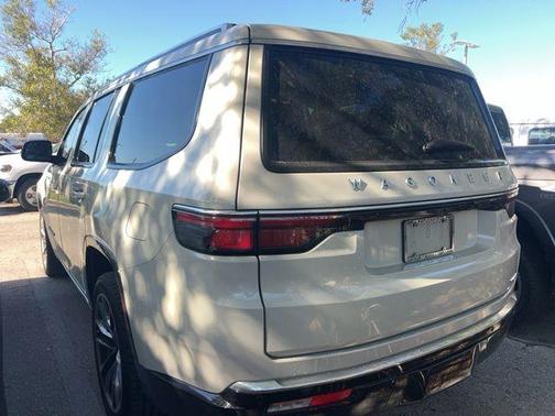 Luxury White Pearlcoat 2022 Jeep Wagoneer Series III