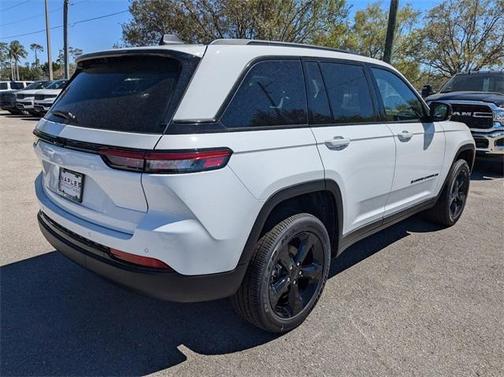 2025 Jeep Grand Cherokee Laredo