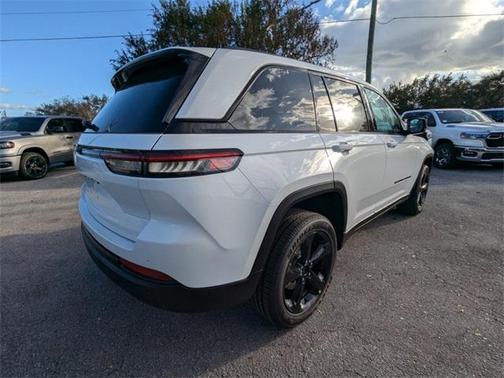 2025 Jeep Grand Cherokee Laredo