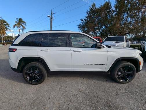 2025 Jeep Grand Cherokee Laredo